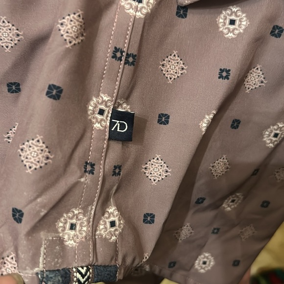 FINAL MARKDOWN!  7DIAMONDS NWOT Button Down Short Sleeve Shirt Geometric Print - Picture 6 of 8